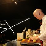 O Bastien Ancelet από την σχολή “Alain Ducasse Education” παρουσίασε στην σκηνή του Gastronomy Summit πιάτα από το βραβευμένο με 3* Michelin, εστιατόριο “Αlain Ducasse au Plaza Athenee”